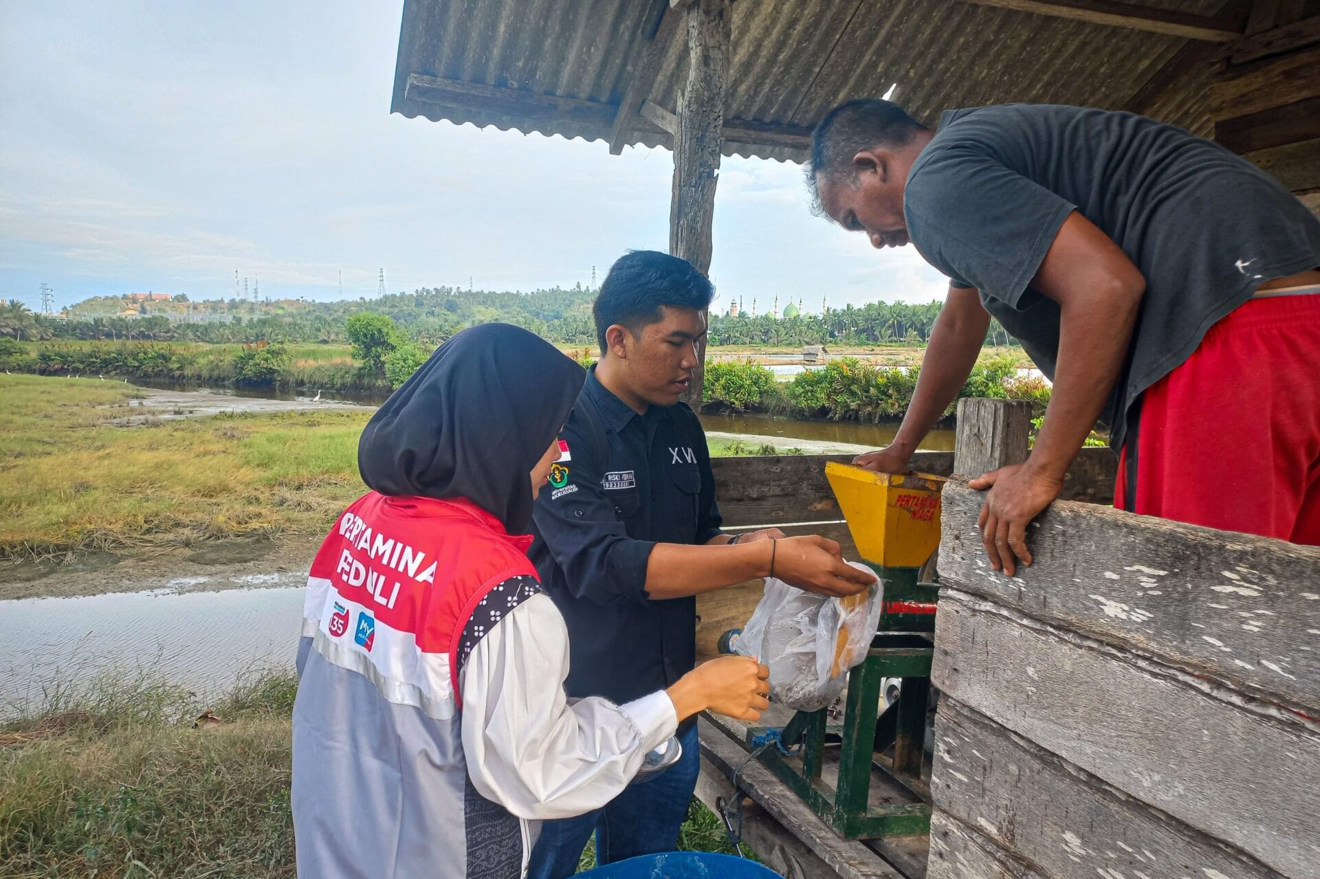 Pertamina Patra Niaga IT Bantu Petambak Produksi Pakan Sendiri