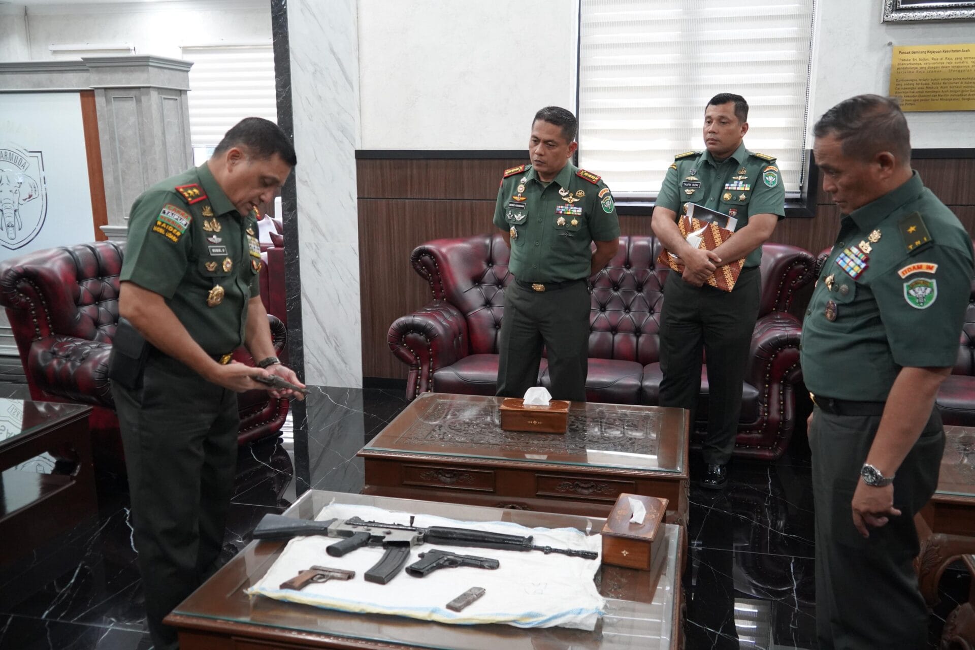 443460cf-238c-4242-9949-4fcc2ca466b2 Senjata Api