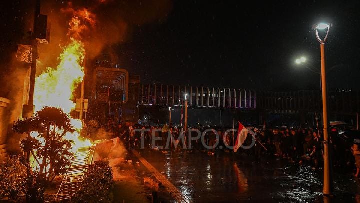 Protes Meledak, Gerbang Tol Depan DPR Dibakar