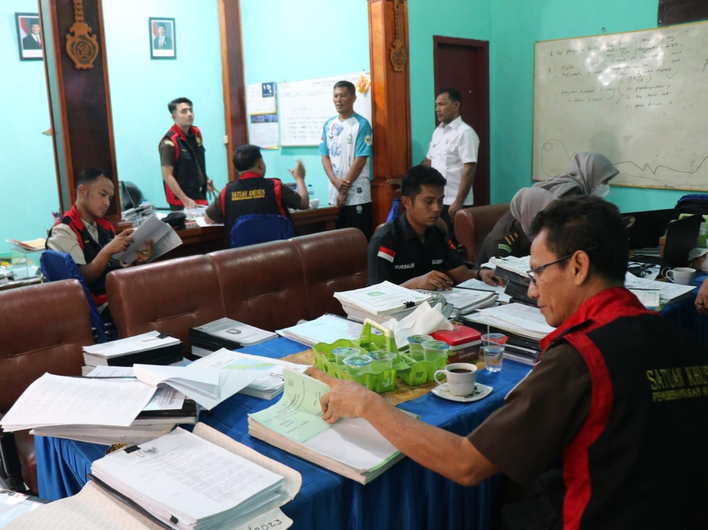 1755083352000 Kantor Keuchik Cot Ba’u Digeledah