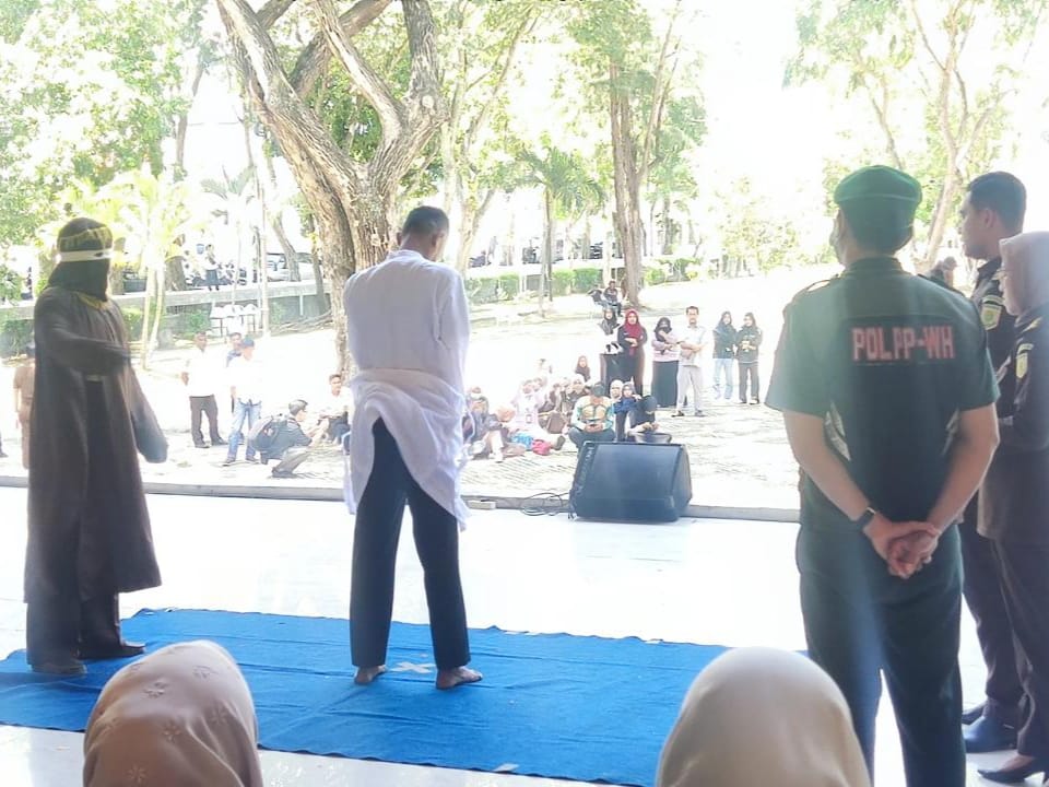 ‎10 Terpidana Zina hingga Maisir Dicambuk di Banda Aceh