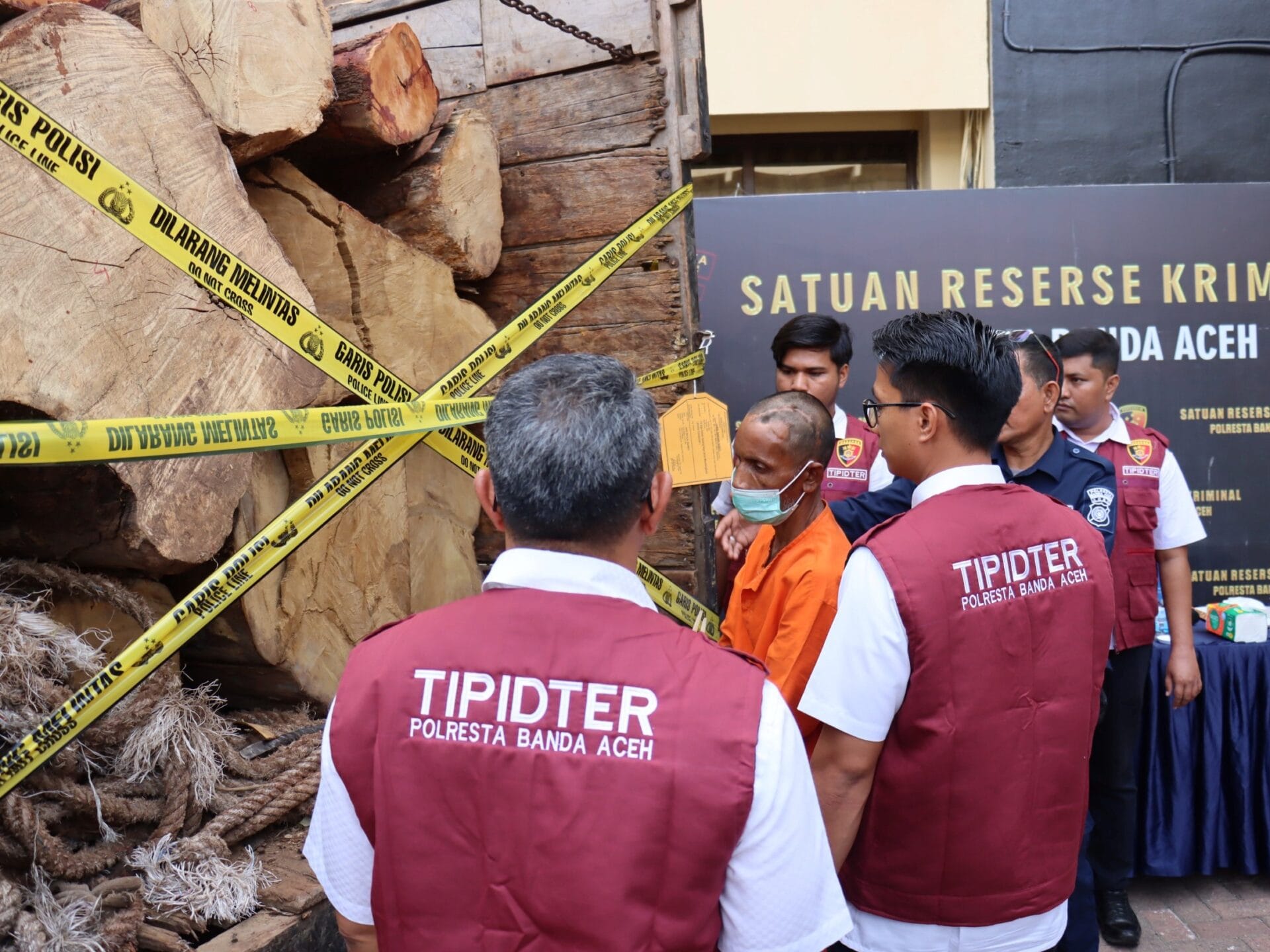 e3704354-2c7f-46c8-9082-660c838e3b70 Angkut Kayu Ilegal, Sopir Truk di Aceh Jadi Tersangka