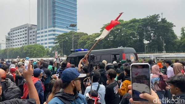 ‎Gedung Parlemen Dikepung Massa, DPR Rapat Seperti Biasa