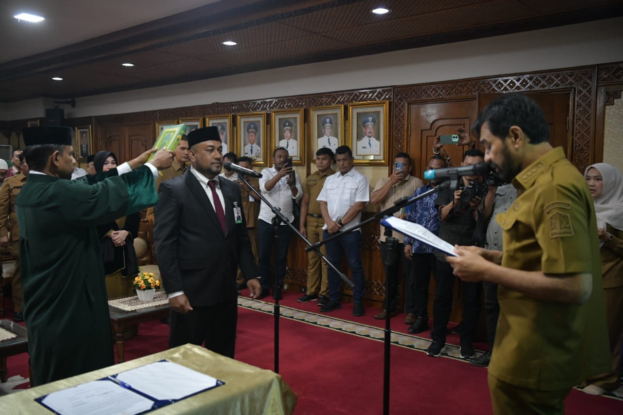 Mualem Lantik Fadhil Pimpin Bank Syariah Aceh