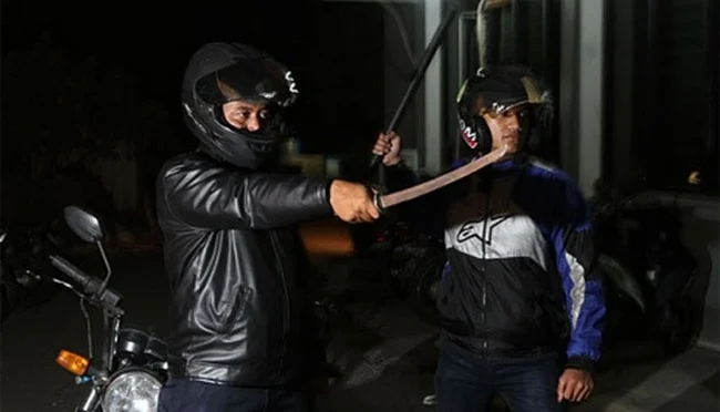 ‎Masih Berstatus Pelajar, Dua Remaja Nekat Lakukan Aksi Begal dengan Samurai