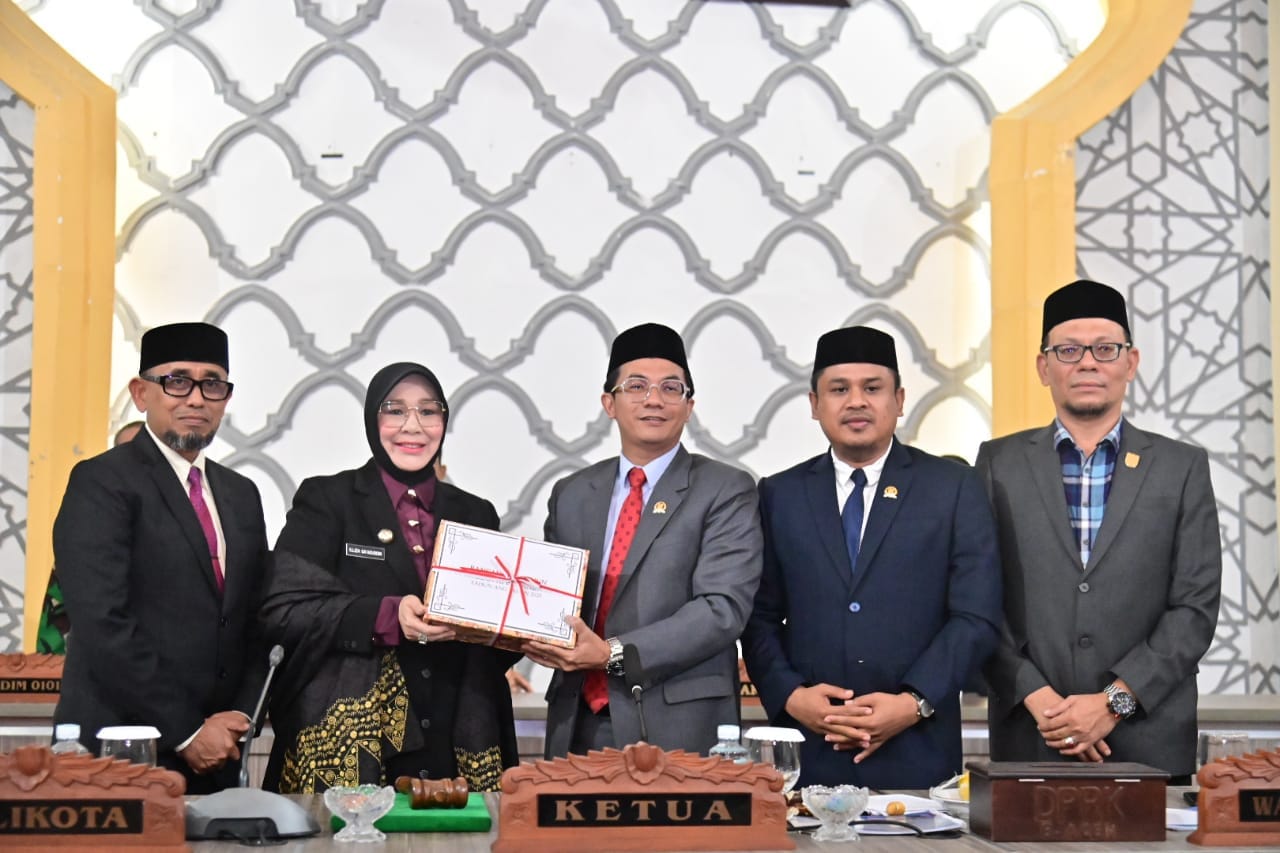 Wali Kota Banda Aceh Serahkan Raqan Perubahan APBK 2025