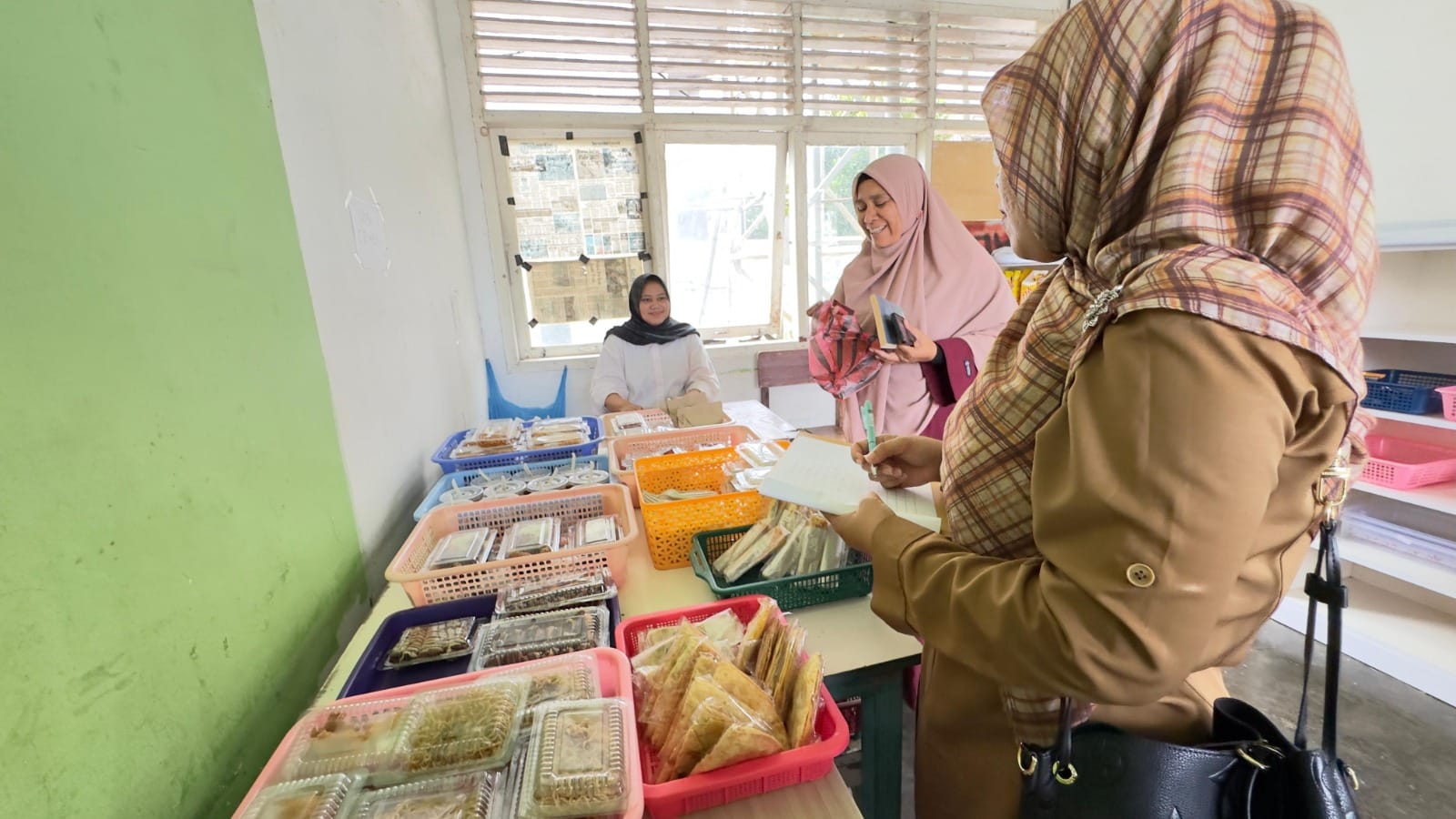 BPOM Turun ke Sekolah, Uji Jajanan Kantin Al Azhar