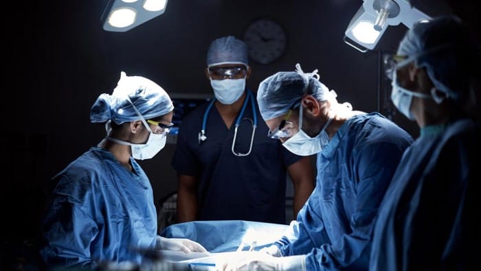 ilustrasi-dokter-melakukan-operasi_169 Ahli Bedah Salah Operasi Pasien Ginjal, Keliru Saat Angkat Organ yang Kena Kanker