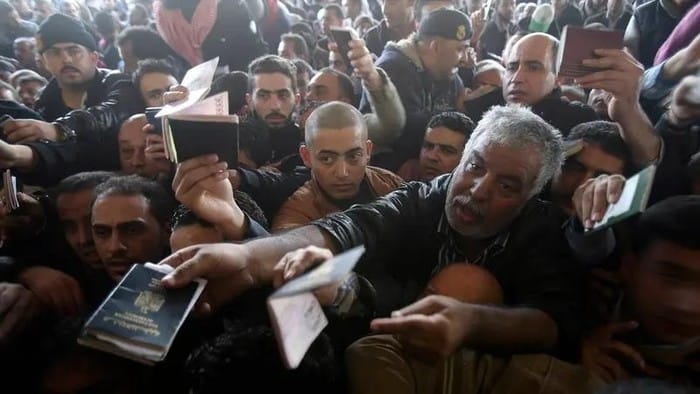 warga-palestina-berebut-menyerahkan-paspor-mereka-di-perlintasan-perbatasan-rafah-untuk-bisa-menyeberang-ke-mesir-1756718954988_169 AS Berlakukan Pembatasan Visa terhadap Pemegang Paspor Palestina