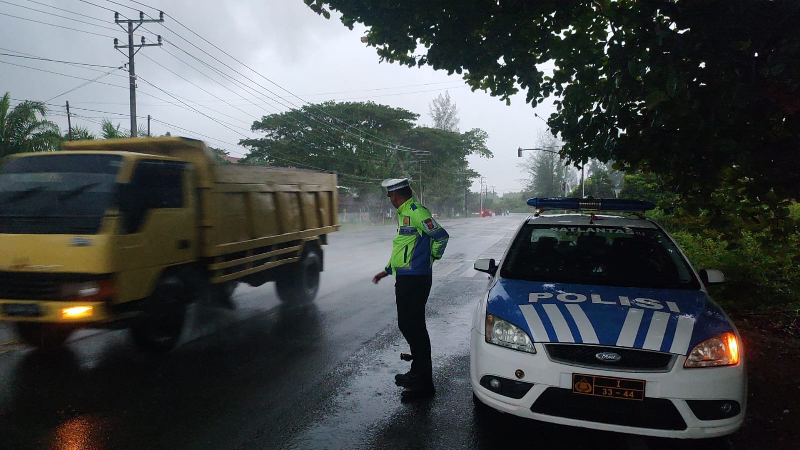 Satlantas Polres Aceh Jaya Imbau Pengguna Jalan Waspadai Hujan Lebat dan Genangan Air
