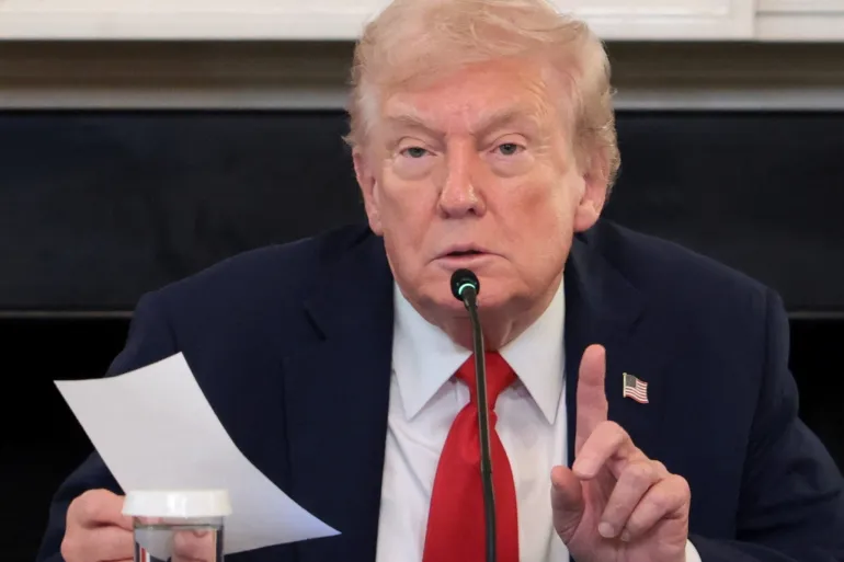 2025-10-08T214353Z_1893019677_RC2X7HA7QGV4_RTRMADP_3_ISRAEL-PALESTINIANS-TRUMP-NOTE-1-1759970085 Trump Umumkan Kesepakatan Damai antara Israel dan Hamas di Gaza