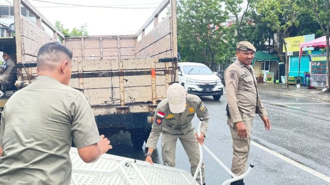 PKL Jalan Syiah Kuala Ditertibkan, Kios hingga Barang Dagangan Disita