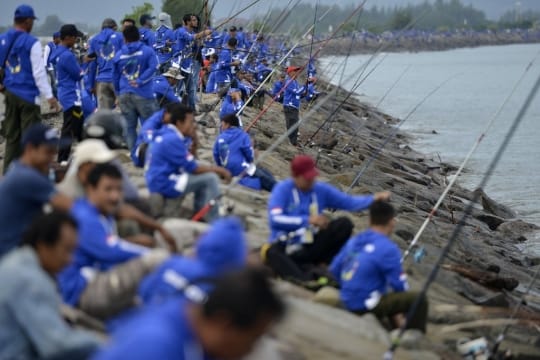 i_w_photonews_2019_11_24_1128250_540x270_20191124143803-serunya-kompetisi-memancing-di-pantai-aceh-001-debby-restu-utomo Seribu Pemancing Bakal Adu Umpan di Banda Aceh