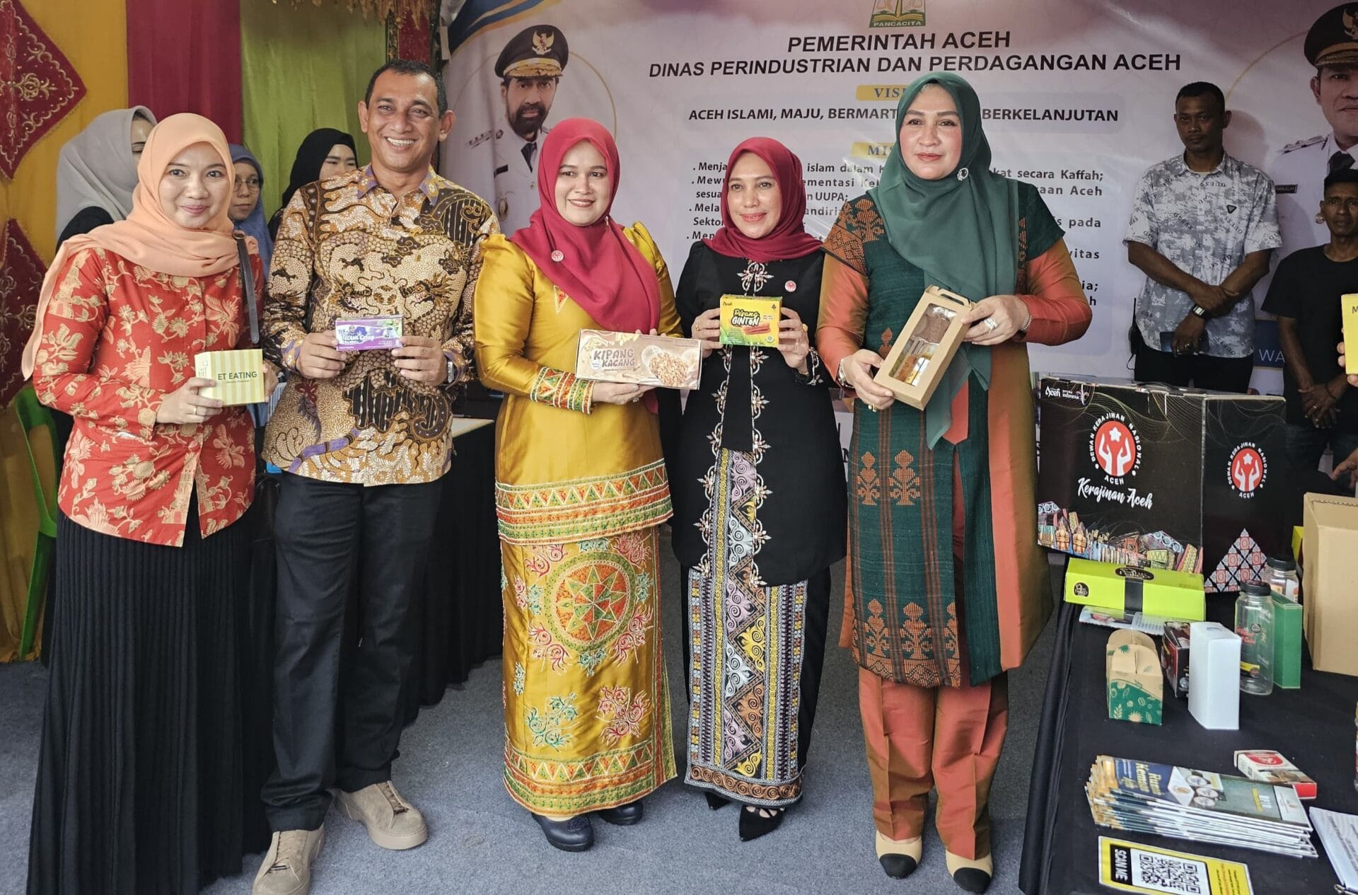 IMG-20251108-WA0137 Dekranasda Aceh Catat Transaksi Rp150 Juta dari Pameran Kriya, Disperindag Dorong UMKM Naik Kelas