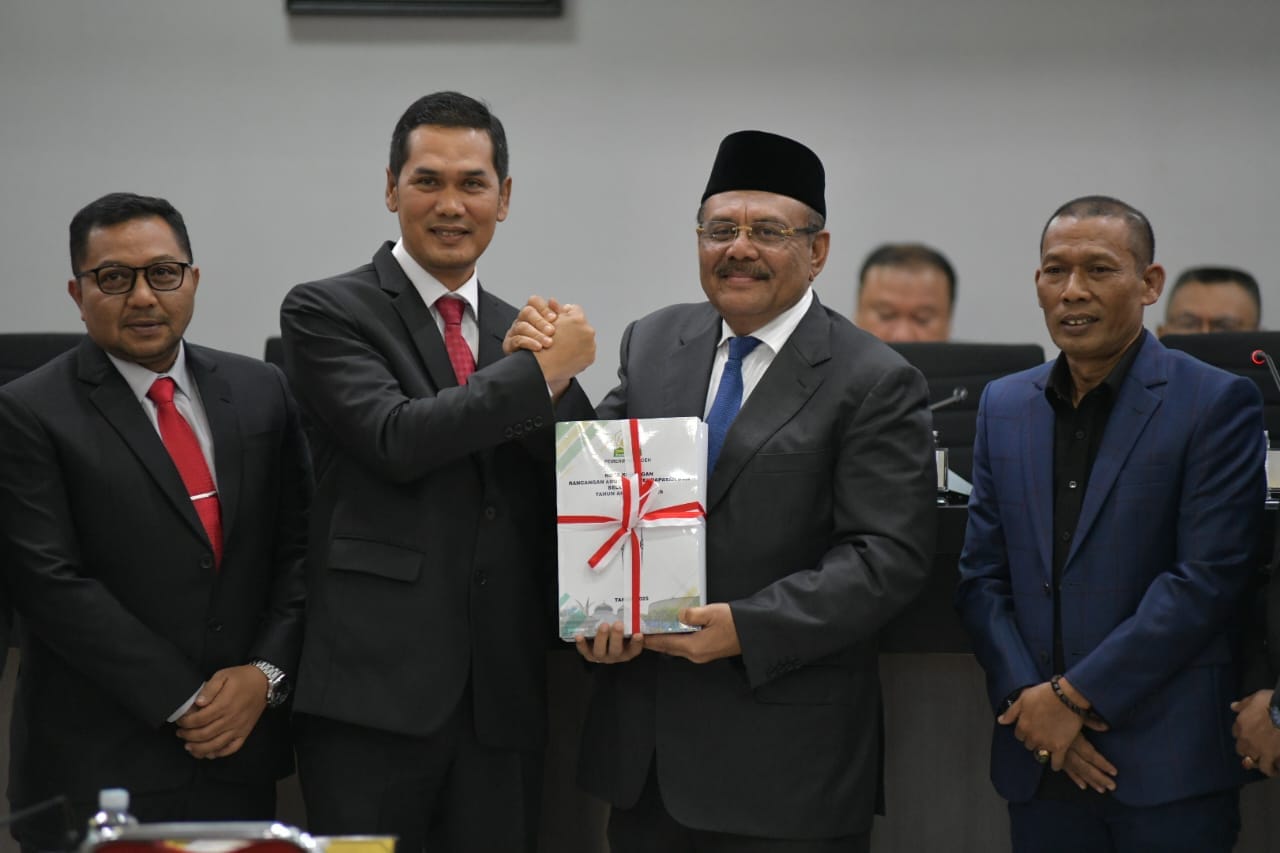 IMG-20251118-WA0250 Sekda Aceh Sampaikan Nota Keuangan APBA 2026 di Paripurna DPRA