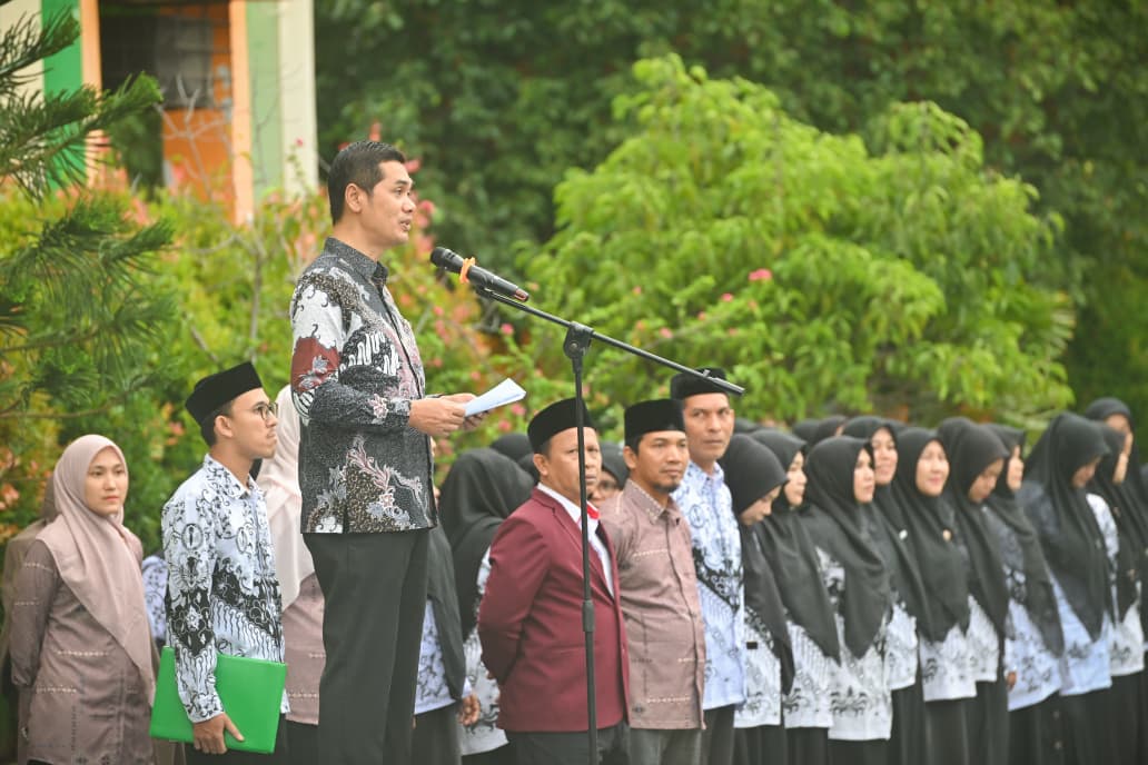 f49cc403-30a3-4225-b7a9-2b9fd54a784d Sekda Aceh Pimpin Apel Hari Guru Nasional di MIN 1 Banda Aceh