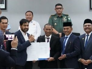 photocollage_17588461650821 Rapat Paripurna DPRA: KUA-PPAS 2025 Disepakati, Pansus Minerba-Migas Dilaporkan