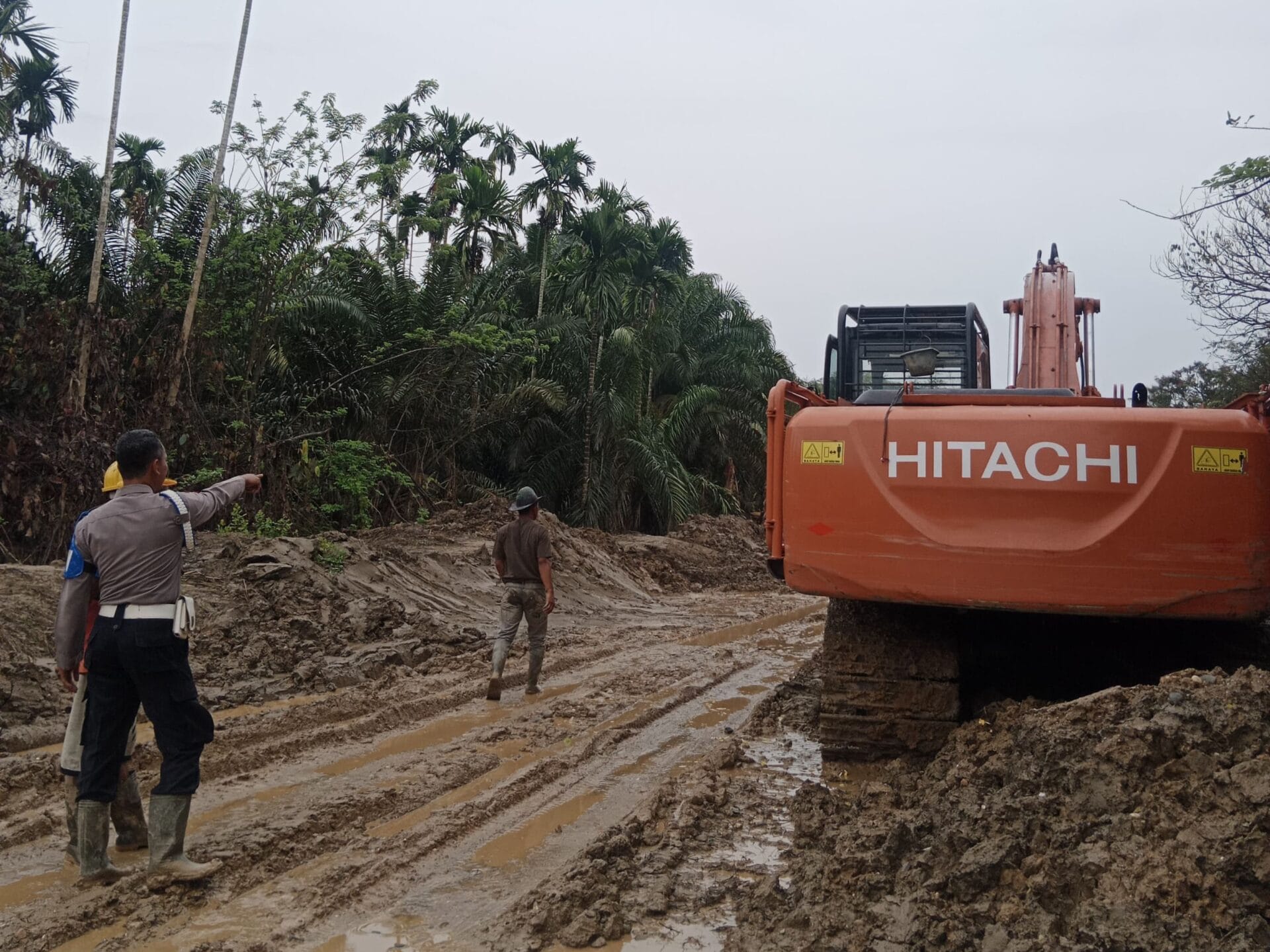 Polda Aceh Turunkan Alat Berat untuk Pulihkan Langkahan Pascabanjir