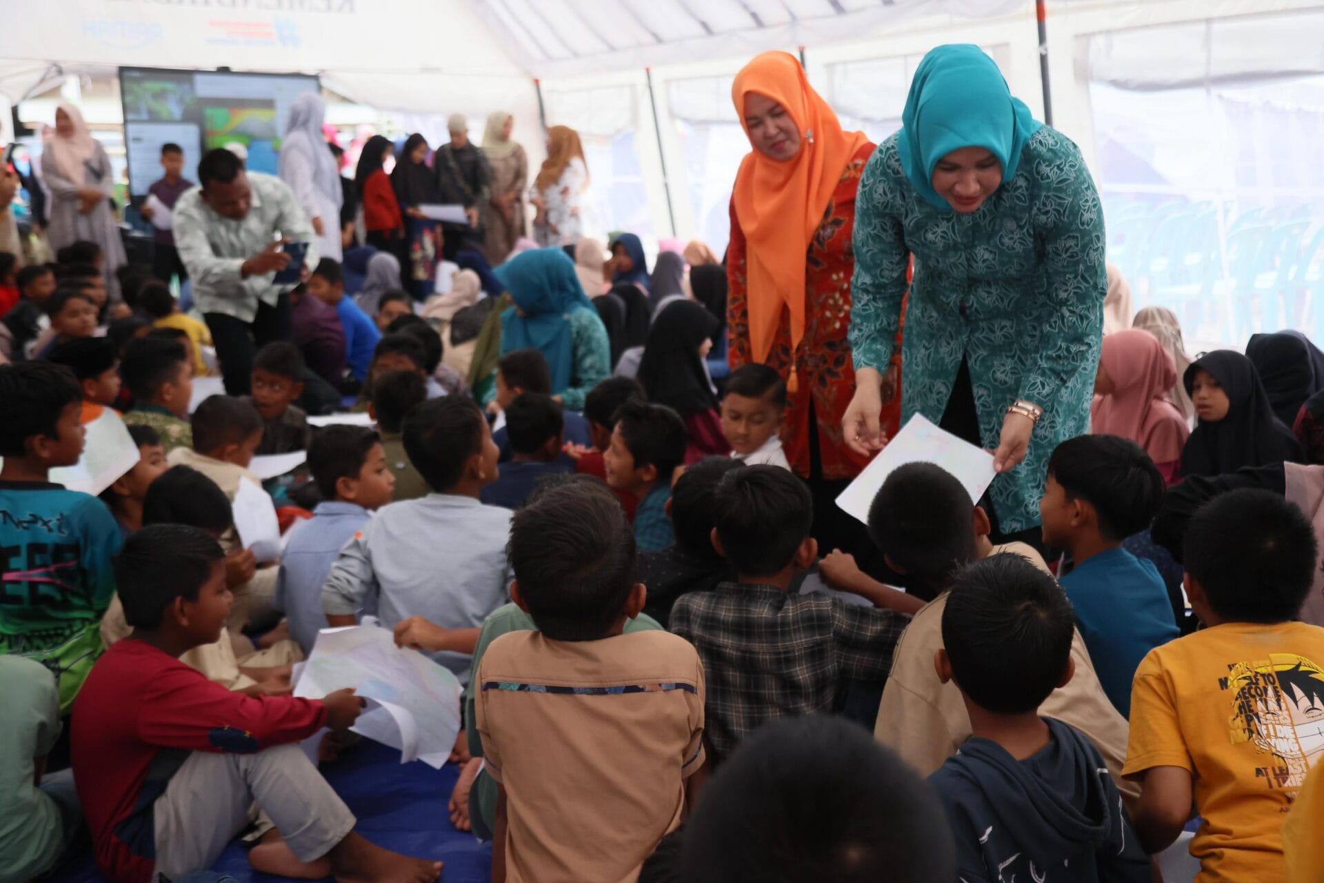 Tinjau Sekolah Darurat, Kak Na Minta Semangat Belajar Siswa Dijaga