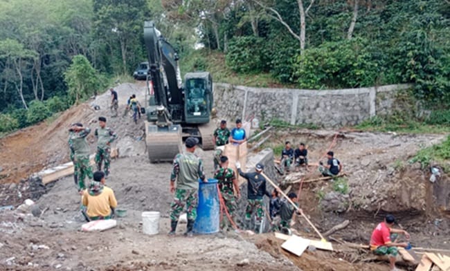 Personel Satgas Gulbencal dari Batalyon Zeni Konstruksi 14/SWS melanjutkan pemasangan gorong-gorong Aramco di Desa Tawar Begi, Kecamatan Permata, Kabupaten Bener Meriah, yang progresnya telah mencapai 60 persen, Minggu (15/2/2026). FOTO/Pendam IM.