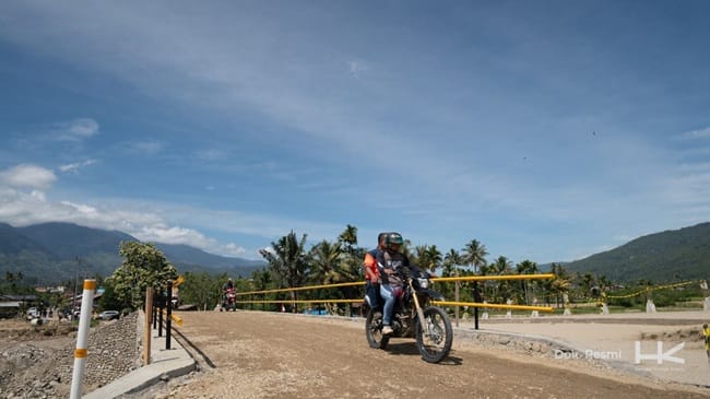 Warga dan kendaraan melintas di Jembatan Sementara Sungai Aih Bobo, Gayo Lues, Aceh, yang telah rampung dibangun oleh Hutama Karya untuk memulihkan akses vital pasca-bencana hidrometeorologi. FOTO/Hutama Karya. Warga dan kendaraan melintas di Jembatan Sementara Sungai Aih Bobo, Gayo Lues, Aceh, yang telah rampung dibangun oleh Hutama Karya untuk memulihkan akses vital pasca-bencana hidrometeorologi. FOTO/Hutama Karya.