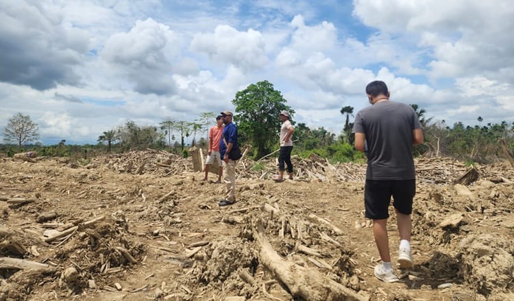 Prof. Dr. Ir. Eko Teguh Paripurno, M.T. bersama tim saat meninjau lokasi terdampak bencana hidrometeorologi di Kabupaten Aceh Tamiang. FOTO/Dok. Jack