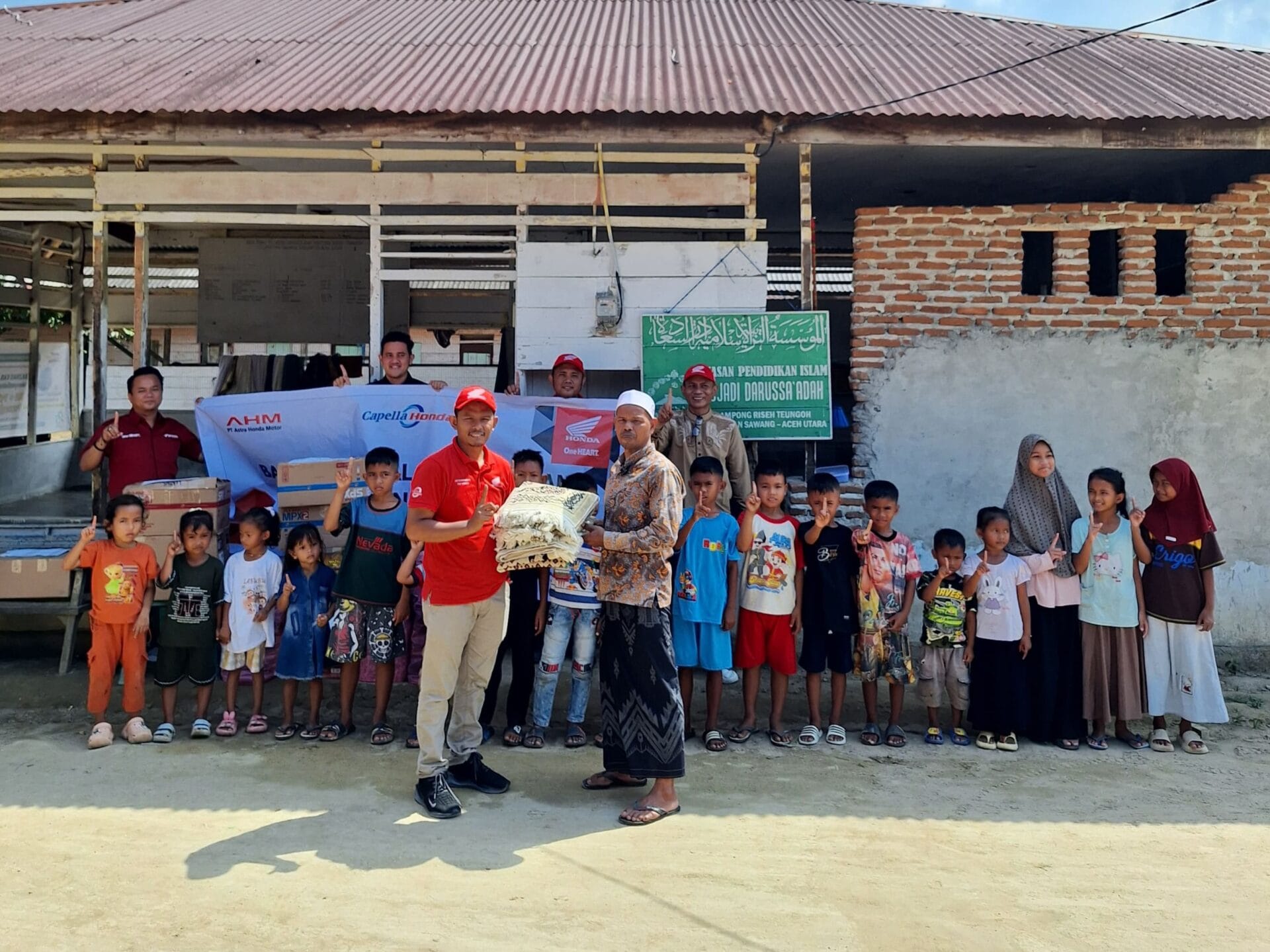 AHM-Capella Honda Salurkan Bantuan ke Dayah Terdampak Banjir di Aceh Utara