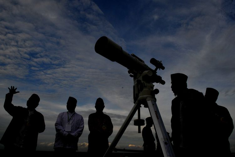 Ilustrasi rukyatul hilal. Petugas dari Kantor Wilayah Kementrian Agama Provinsi Sumatera Selatan mengamati posisi hilal menggunakan teropong saat rukyatul hilal di Palembang, Sumatera Selatan, Selasa (17/2/2026). Pemantauan hilal di wilayah tersebut menyatakan posisi hilal belum terlihat. (ANTARA FOTO/Angga Palguna)