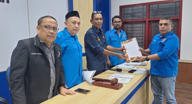 Ketua PWI Aceh Utara periode 2023-2026, Abdul Halim menyerahkan dokumen LPJ periode 2023-2026 kepada pimpinan sidang Muhammad Zairin dan LPJ tersebut diterima tanpa catatan oleh forum Konferkab VIII PWI Aceh Utara. FOTO/Abdul Hadi/PWI Aceh. Ketua PWI Aceh Utara periode 2023-2026, Abdul Halim menyerahkan dokumen LPJ periode 2023-2026 kepada pimpinan sidang Muhammad Zairin dan LPJ tersebut diterima tanpa catatan oleh forum Konferkab VIII PWI Aceh Utara. FOTO/Abdul Hadi/PWI Aceh.