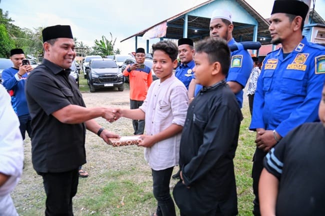 Bupati Aceh Besar, Muharram Idris menyerahkan santuan anak yatim sebelum buka puasa bersama di Posko BPBD Aceh Besar, Gampong Sibreh Keumude, Kecamatan Sukamakmur, Aceh Besar, Sabtu (28/02/2026). FOTO/MC ACEH BESAR Bupati Aceh Besar, Muharram Idris menyerahkan santuan anak yatim sebelum buka puasa bersama di Posko BPBD Aceh Besar, Gampong Sibreh Keumude, Kecamatan Sukamakmur, Aceh Besar, Sabtu (28/02/2026). FOTO/MC ACEH BESAR