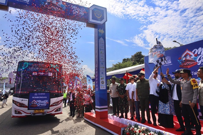 Gubernur Aceh H. Muzakir Manaf bersama Forkopimda Aceh melepas rombongan peserta Program Mudik Gratis Pemerintah Aceh dari Depo Trans Koetaradja, Banda Aceh, Minggu, 15/03. Program yang diselenggarakan melalui Dinas Perhubungan Aceh itu digelar untuk membantu masyarakat pulang ke kampung halaman menjelang Hari Raya Idul Fitri 1447 Hijriah dengan lebih aman, nyaman, dan terjangkau. Foto: Humas Aceh.