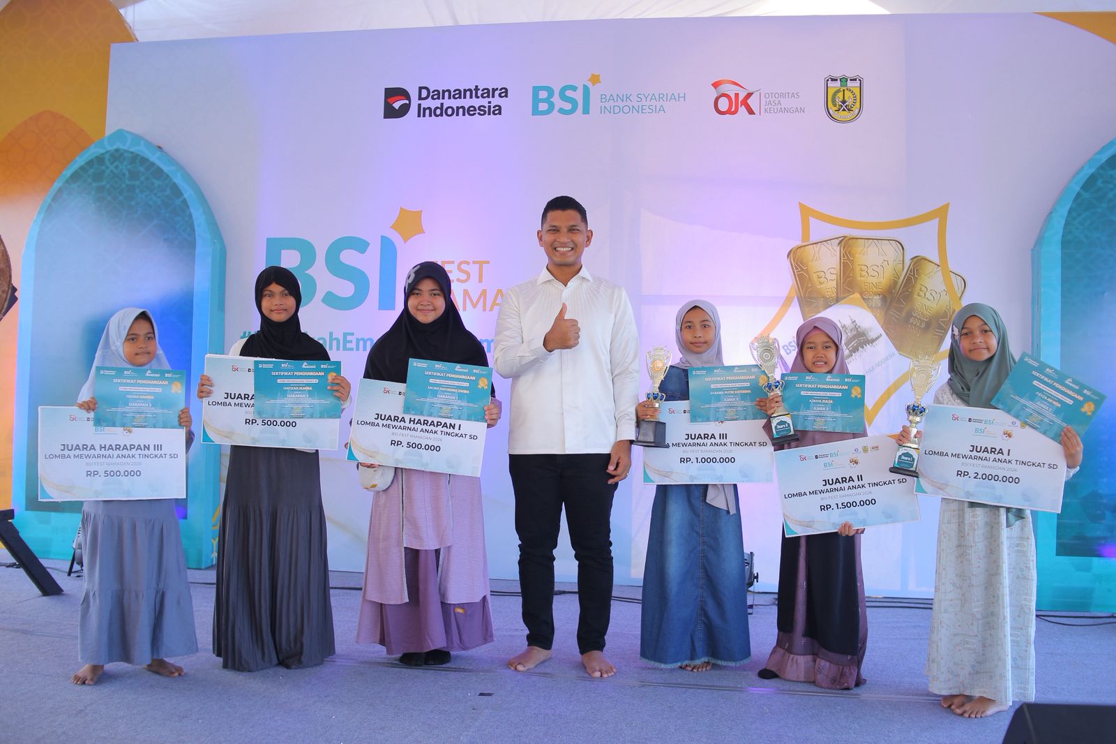Foto bersama Wakil Walikota Banda Aceh bersama para pemenang Mewarnai dibersamai oleh Orang Tua Pemenang. FOTO: Humas BSI. Foto bersama Wakil Walikota Banda Aceh bersama para pemenang Mewarnai dibersamai oleh Orang Tua Pemenang. FOTO: Humas BSI.