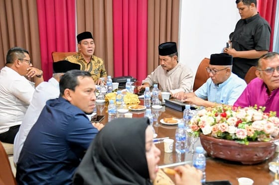 Bupati Aceh Besar, H Muharram Idris pimpin Rapat Koordinasi Usul Kebutuhan Formasi ASN Tahun 2026 di Gedung Dekrasda, Gampong Gani, Kecamatan Ingin Jaya, Aceh Besar, Jumat (27/03/2026). FOTO/MC ACEH BESAR Bupati Aceh Besar, H Muharram Idris pimpin Rapat Koordinasi Usul Kebutuhan Formasi ASN Tahun 2026 di Gedung Dekrasda, Gampong Gani, Kecamatan Ingin Jaya, Aceh Besar, Jumat (27/03/2026). FOTO/MC ACEH BESAR