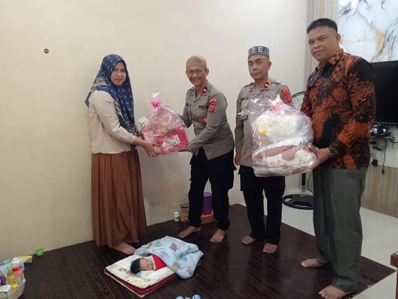 Kapolda Aceh Irjen Pol. Drs. Marzuki Ali Basyah, M. M memberikan bantuan kepada bayi yang ditemukan di Masjid Leupe wilayah Lamno, Kabupaten Aceh Jaya. Foto: Penmas Kapolda Aceh Irjen Pol. Drs. Marzuki Ali Basyah, M. M memberikan bantuan kepada bayi yang ditemukan di Masjid Leupe wilayah Lamno, Kabupaten Aceh Jaya. Foto: Penmas