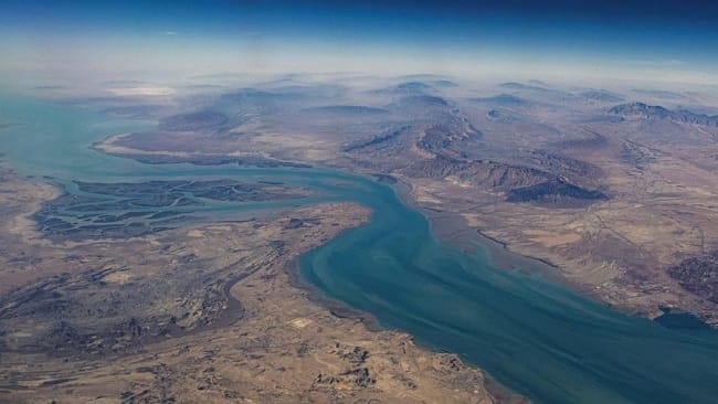 Pemandangan udara pulau Qeshm, yang dipisahkan dari daratan utama Iran oleh Selat Clarence, di Selat Hormuz, 10 Desember 2023. Foto: REUTERS/Nicolas Economou.