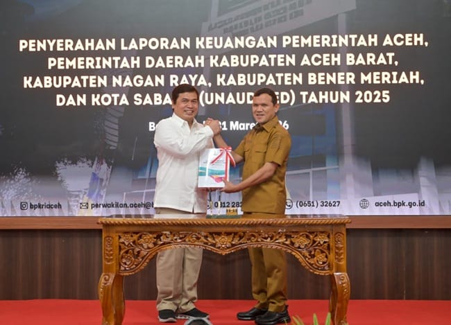 Wakil Gubernur Aceh, Fadlullah SE menyerah Laporan Keuangan Pemerintah Aceh (Unaudited) Tahun 2025 Kepada Kepala BPK RI perwakilan Aceh di Aula Kantor BPK RI Banda Aceh, Selasa (31/3/2026). Foto: Humas Aceh Wakil Gubernur Aceh, Fadlullah SE menyerah Laporan Keuangan Pemerintah Aceh (Unaudited) Tahun 2025 Kepada Kepala BPK RI perwakilan Aceh di Aula Kantor BPK RI Banda Aceh, Selasa (31/3/2026). Foto: Humas Aceh
