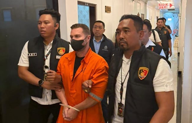 Buron Interpol Asal Inggris Steven Lyons Ditangkap di Bali. Foto: Humas Polri