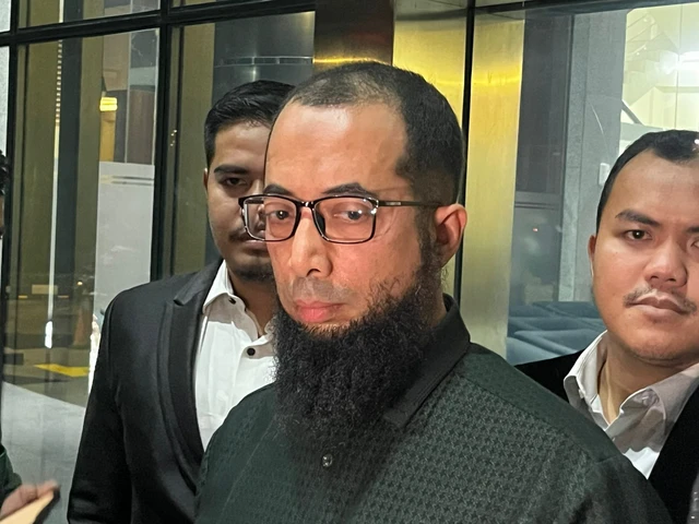 Khalid Basalamah bersama kuasa hukumnya usai diperiksa sebagai saksi dalam kasus kuota haji di KPK, Kamis (23/4/2026). Foto: Rayyan/Kumparan