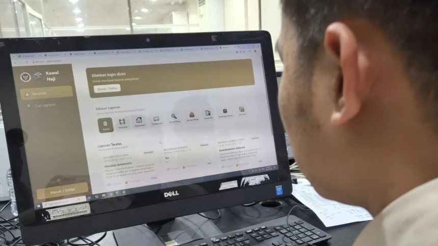 Petugas sedang memonitor aduan jamaah haji Indonesia pada aplikasi Kawal Haji, di Kantor Daerah Kerja Mekah, Arab Saudi, Minggu (26/4). Aplikasi Kawal Haji disiapkan untuk sarana aduan jemaah haji terhadap layanan selama berada di Arab Saudi. (Foto: MCH 2026)