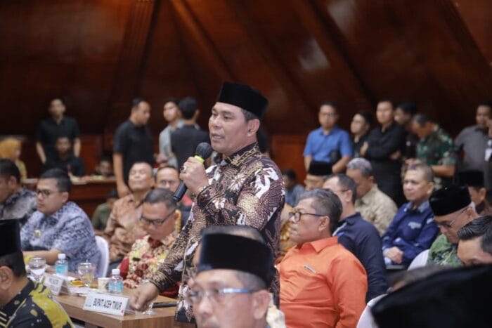 Bupati Aceh Besar Muharram Idris menyampaikan pendapat pada pertemuan Badan Legislasi DPR RI dengan Pemerintah Aceh terkait perubahan UU No. 11/2006 yang berlangsung di Anjong Mon Mata, Kompleks Pendopo Gubernur Aceh di Banda Aceh, Kamis (16/4/2026). Foto: MC Aceh Besar