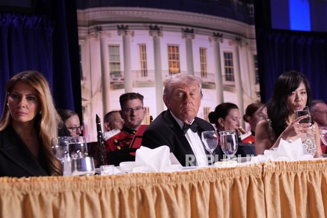 Presiden AS Donald Trump (tengah) dan Melania Trump (kiri) berpartisipasi dalam Makan Malam Asosiasi Koresponden Gedung Putih di Washington, DC, AS, 25 April 2026.