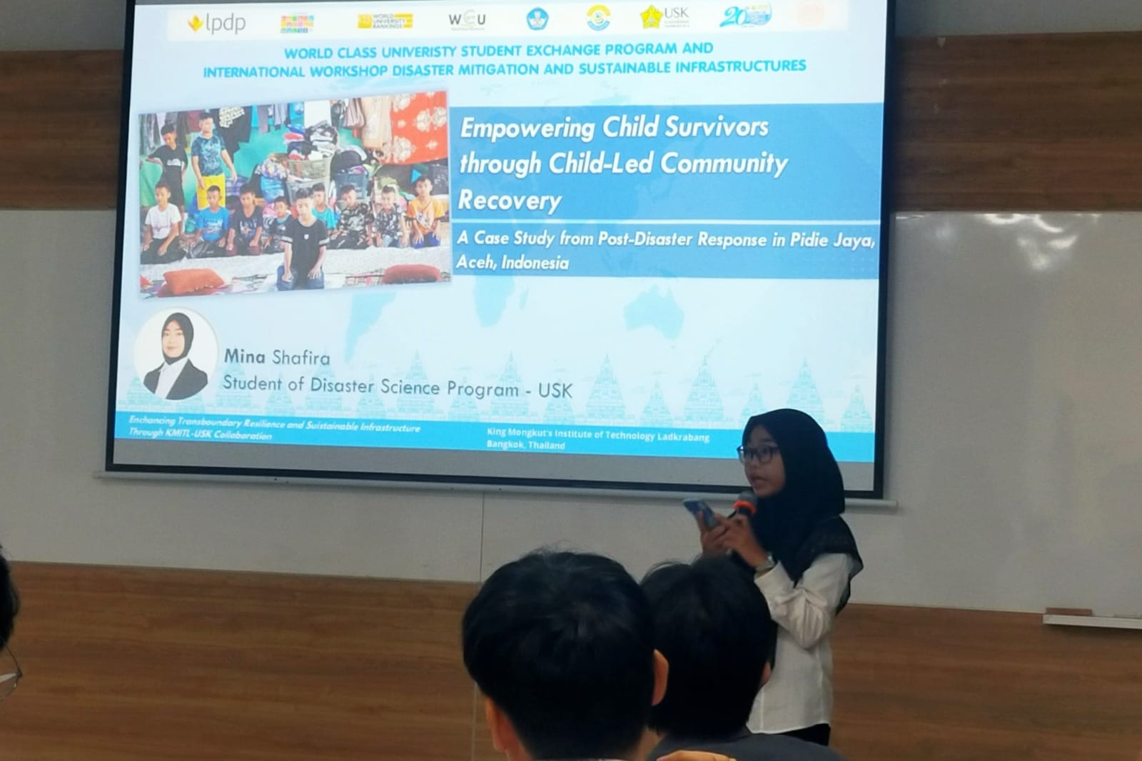 Mina Shafira saat memaparkan inovasinya dalam forum World Class University Student Exchange di King Mongkut’s Institute of Technology Ladkrabang (KMITL), Thailand. Foto: Humas 