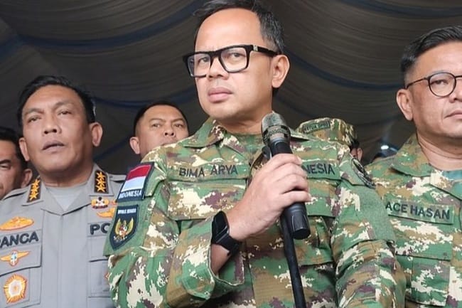 Wakil Menteri Dalam Negeri Bima Arya Sugiarto saat memberikan keterangan, Kamis (16/4/2026).(KOMPAS.com/Egadia Birru)