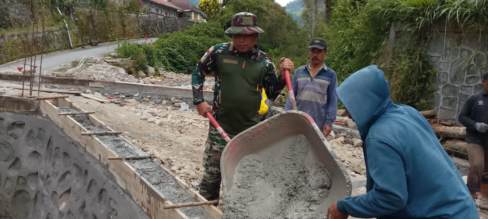 Personel TNI Percepat Pembangunan Jembatan Armco, Perkuat Akses Vital Masyarakat di Bener Meriah