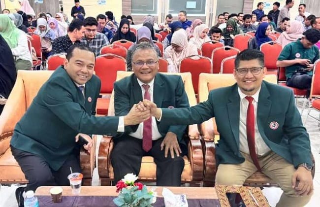 Ketua IDI Banda Aceh Terpilih, dr. Hendra Kurniawan, M.Sc., Sp.P(K) (kanan), dr. M. Fuad, Sp.PD-KHOM FINASIM (tengah), dan dr. Taufik Wahyudi Mahady, Sp.OG, MHPM (kiri). FOTO/Istimewa