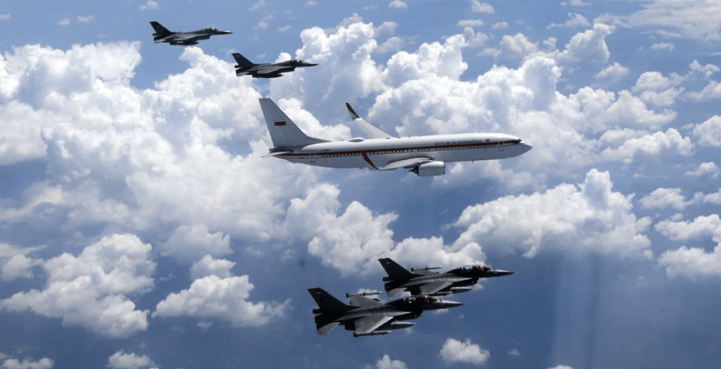 Screenshot 2026-04-10 144603 Pesawat Kepresidenan yang membawa Presiden Prabowo Subianto dari Pangkalan Udara Halim Perdanakusuma, Jakarta menuju Pangkalan Udara Adisutjipto, Kabupaten Sleman pada Kamis, 9 April 2026, mendapat pengawalan udara dari TNI AU. Foto: BPMI Setpres/TNI AU