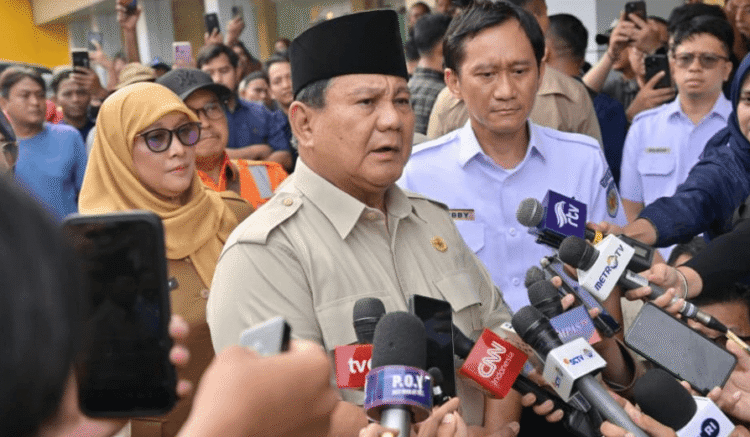 Presiden Prabowo Subianto memberikan keterangan pers kepada awak media di RSUD dr. Chasbullah Abdulmadjid, Kota Bekasi, pada Selasa, 28 April 2026. Foto: BPMI Setpres