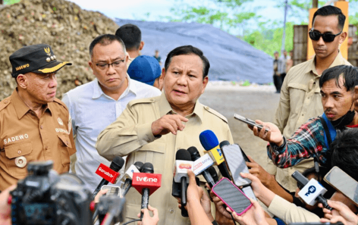 Presiden Prabowo Subianto memberikan keterangan pers usai meninjau Tempat Pengolahan Sampah Terpadu (TPST) Berwawasan Lingkungan dan Edukasi (BLE) di Kabupaten Banyumas, Jawa Tengah, pada Selasa, 28 April 2026. Foto: BPMI Setpres