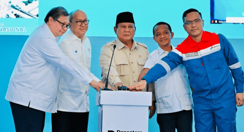 Presiden Prabowo Subianto melakukan groundbreaking proyek hilirisasi nasional tahap II di Refinery Unit IV Cilacap, Jawa Tengah, pada Rabu, 29 April 2026. Foto: BPMI Setpres