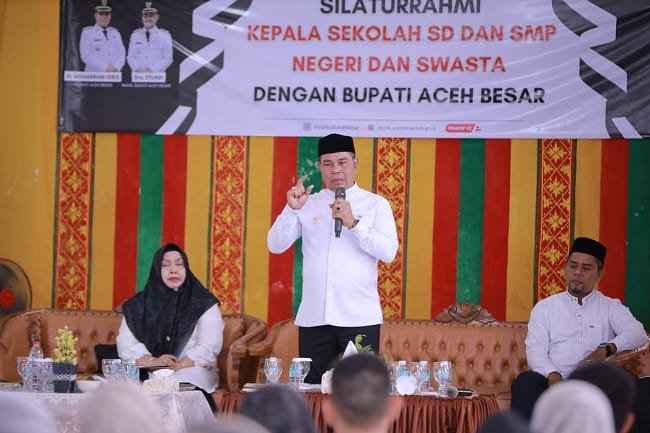 Bupati Aceh Besar H. Muharram Idris memberi sambutan saat silaturrahmi dengan kepala sekolah SD dan SMP, se-Aceh Besar di Aula SMPN 3 Ingin Jaya, Rabu (1/4/2026). FOTO/PROKOPIM ACEH BESAR Bupati Aceh Besar H. Muharram Idris memberi sambutan saat silaturrahmi dengan kepala sekolah SD dan SMP, se-Aceh Besar di Aula SMPN 3 Ingin Jaya, Rabu (1/4/2026). FOTO/PROKOPIM ACEH BESAR